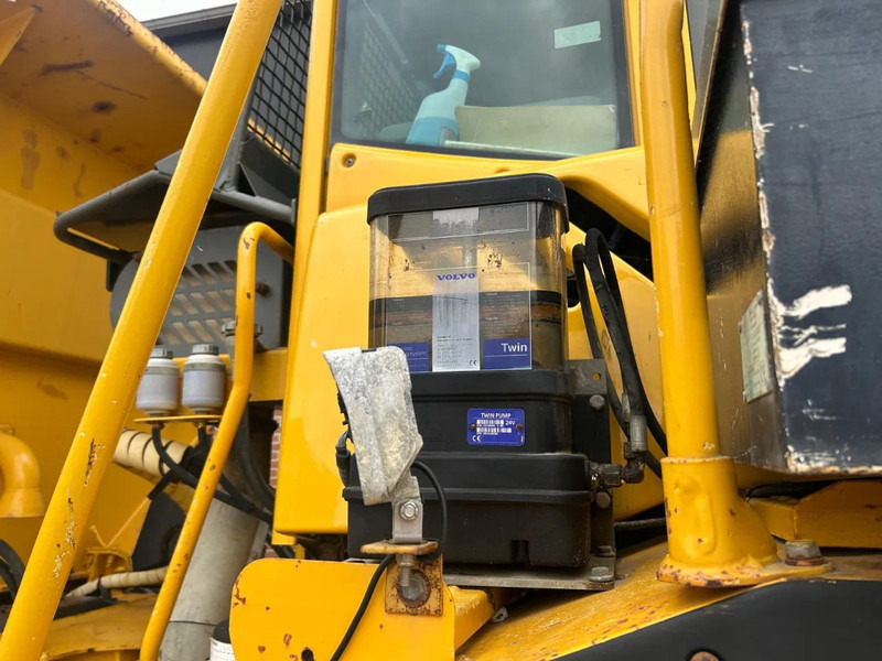 Knickgelenkter Dumper Volvo A25D: das Bild 8