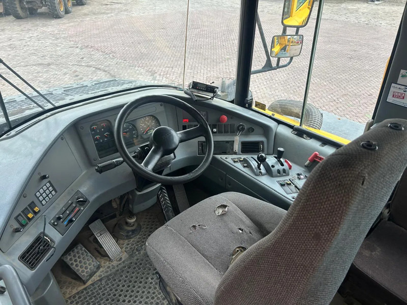 Knickgelenkter Dumper Volvo A25D: das Bild 14