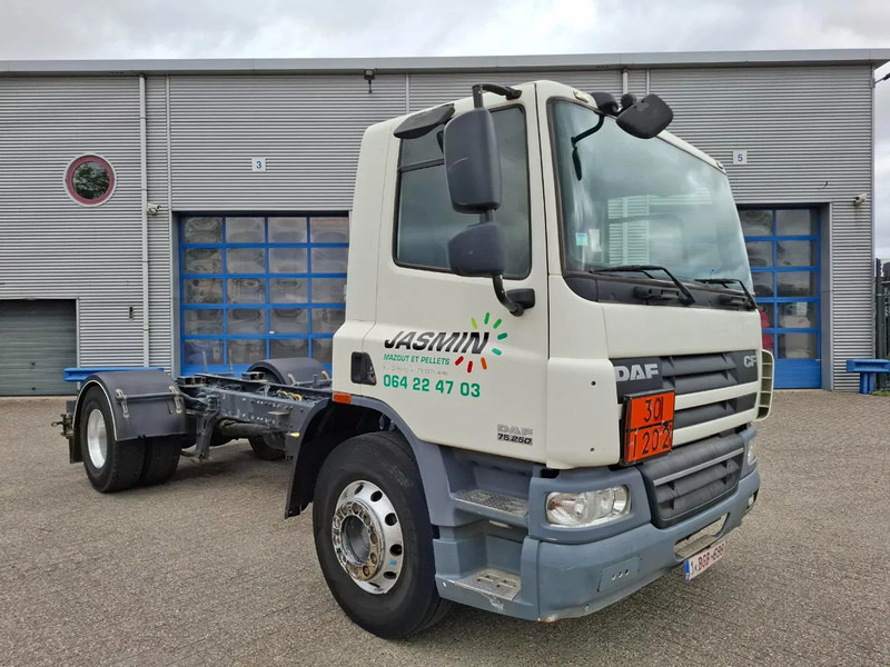 DAF CF75-250 / ADR / ONLY:320740 KM / PTO / INLINER / ALCOA / GOOD CONDITION / MANUAL / EURO-5 / 2011 - Fahrgestell LKW: das Bild 2 DAF CF75-250 / ADR / ONLY:320740 KM / PTO / INLINER / ALCOA / GOOD CONDITION / MANUAL / EURO-5 / 2011 - Fahrgestell LKW: das Bild 2