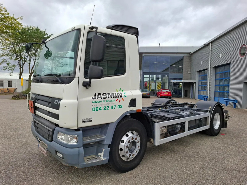 DAF CF75-250 / ADR / ONLY:320740 KM / PTO / INLINER / ALCOA / GOOD CONDITION / MANUAL / EURO-5 / 2011 - Fahrgestell LKW: das Bild 1 DAF CF75-250 / ADR / ONLY:320740 KM / PTO / INLINER / ALCOA / GOOD CONDITION / MANUAL / EURO-5 / 2011 - Fahrgestell LKW: das Bild 1