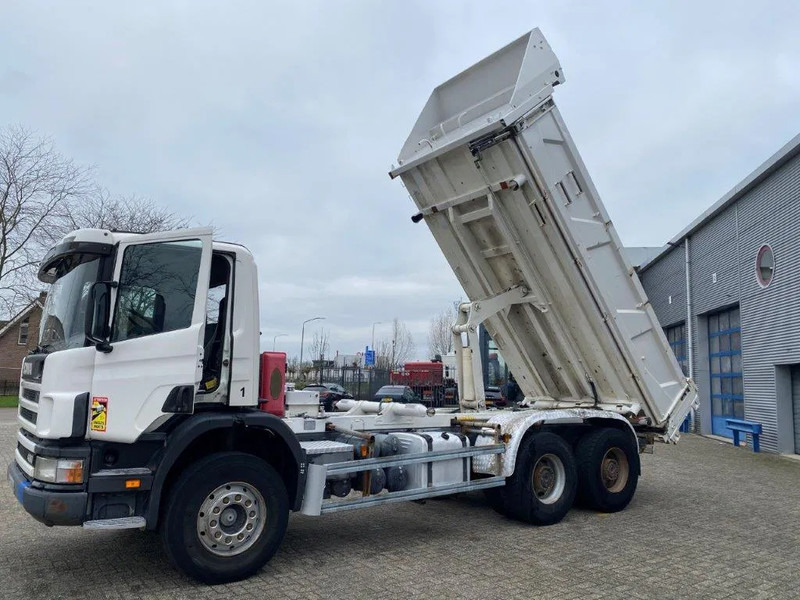 Scania 124-400 / 6X4 / RETARDER / BIG AXLE / FULL STEEL / 2SIDE TIPPER / OLD TACHO / AIRCO / MANUAL / EURO-2 / 2000 - Kipper: das Bild 2 Scania 124-400 / 6X4 / RETARDER / BIG AXLE / FULL STEEL / 2SIDE TIPPER / OLD TACHO / AIRCO / MANUAL / EURO-2 / 2000 - Kipper: das Bild 2