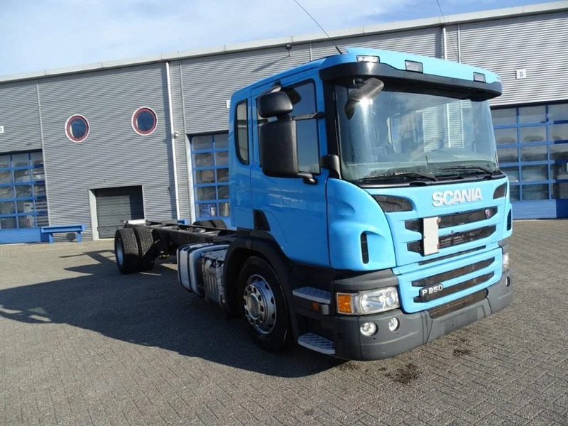 Scania P250 / AUTOMATIC / ONLY 155351 DKM / GOOD STATE / WB 5900 CM / FULL AIR / NAVI / EURO-6 / 2014 - Fahrgestell LKW: das Bild 2 Scania P250 / AUTOMATIC / ONLY 155351 DKM / GOOD STATE / WB 5900 CM / FULL AIR / NAVI / EURO-6 / 2014 - Fahrgestell LKW: das Bild 2