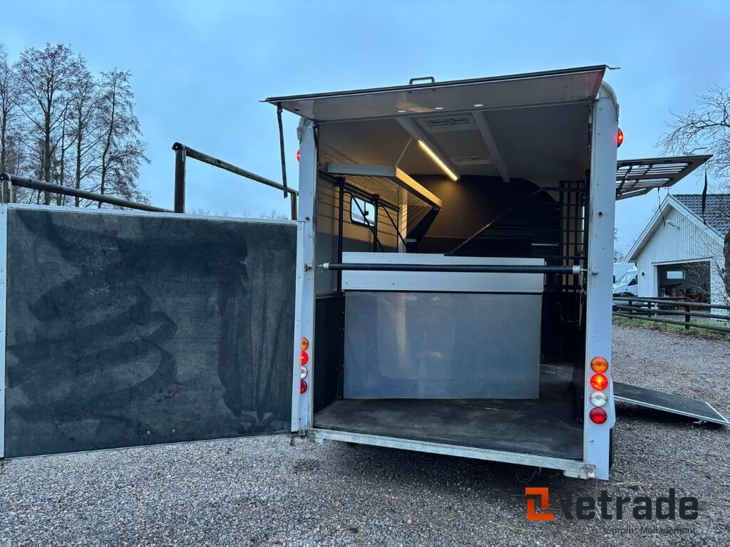 Hästtransport 3 hästars med Fronturlastning , combi ramp, stor sadelkammare - Pferdeanhänger: das Bild 3 Hästtransport 3 hästars med Fronturlastning , combi ramp, stor sadelkammare - Pferdeanhänger: das Bild 3