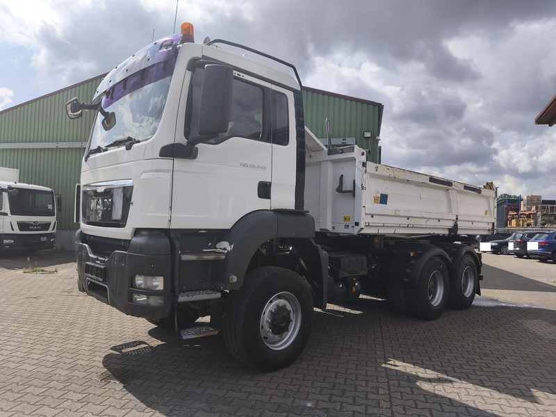 MAN MAN TGS 26.440 Kipper 6x6 Bordmatik Rollplane AHK Euro 5 - Kipper: das Bild 3 MAN MAN TGS 26.440 Kipper 6x6 Bordmatik Rollplane AHK Euro 5 - Kipper: das Bild 3