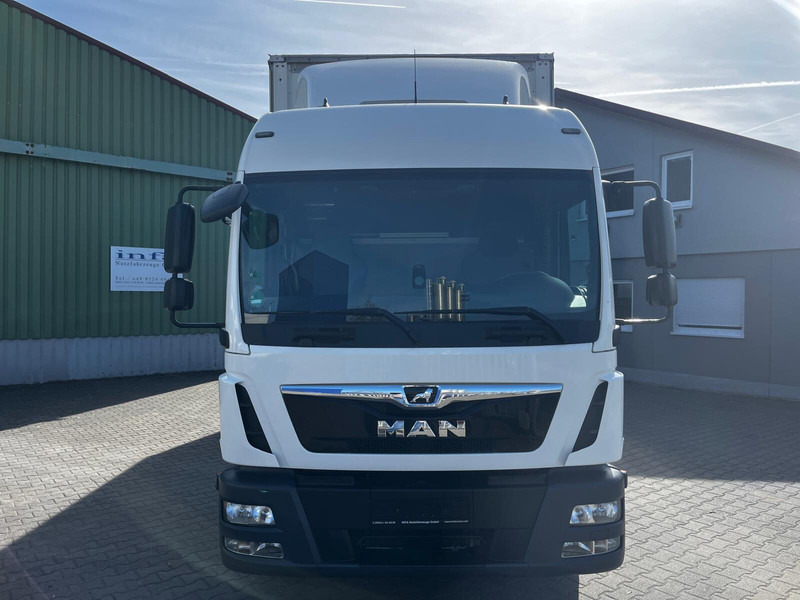 MAN TGL 8.220 - Plane LKW: das Bild 2 MAN TGL 8.220 - Plane LKW: das Bild 2