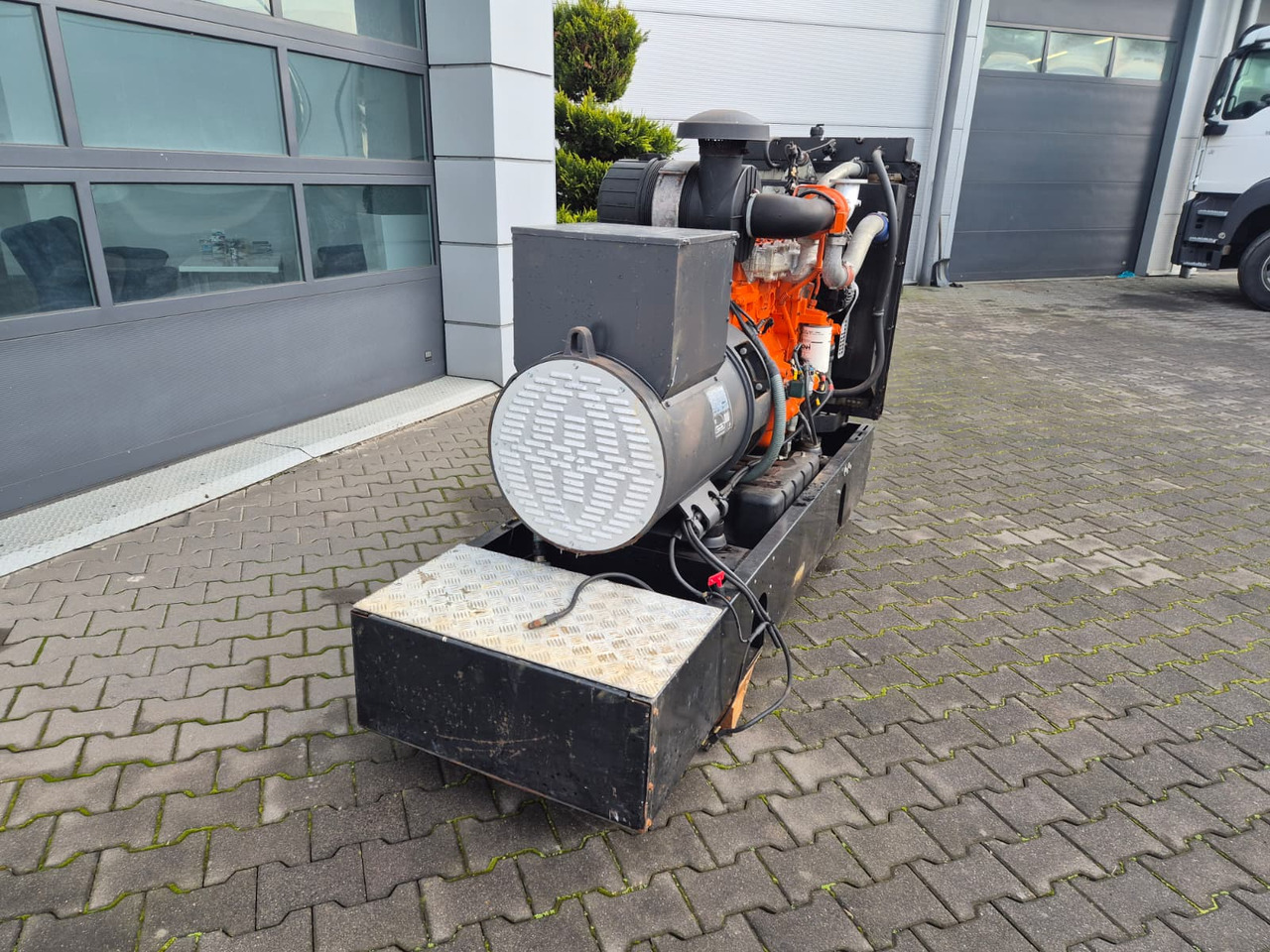 MECALAC ECP34 2S4 - Iveco Engine,126kVA,New oils, filters, Mecc Alte ECP34 2S4 - Iveco Engine,126kVA,New oils, filters, Like New - Stromgenerator: das Bild 5 MECALAC ECP34 2S4 - Iveco Engine,126kVA,New oils, filters, Mecc Alte ECP34 2S4 - Iveco Engine,126kVA,New oils, filters, Like New - Stromgenerator: das Bild 5