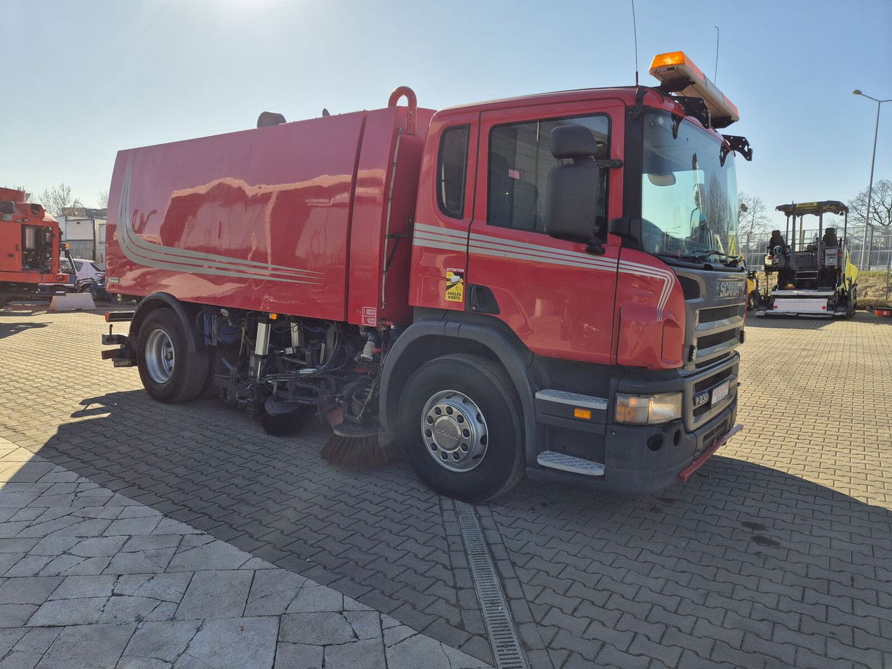 Scania P230 4X2 / Sweeper / Johnston VX800 / Sprayer / LOW Mileage / Scania P230 4X2 / Sweeper / Johnston VX800 / Sprayer / LOW Mileage / - Kehrmaschine: das Bild 5 Scania P230 4X2 / Sweeper / Johnston VX800 / Sprayer / LOW Mileage / Scania P230 4X2 / Sweeper / Johnston VX800 / Sprayer / LOW Mileage / - Kehrmaschine: das Bild 5
