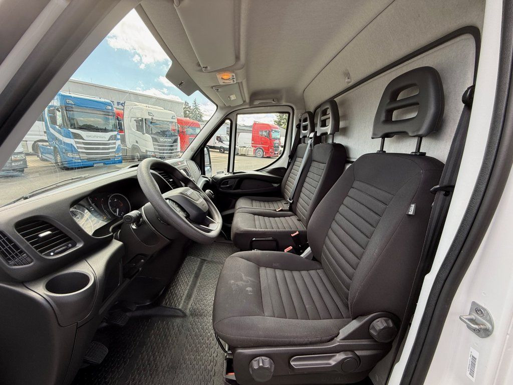 Koffer Transporter Iveco Daily 35C16: das Bild 13