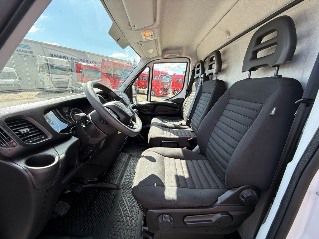 Koffer Transporter Iveco Daily 35C16: das Bild 12