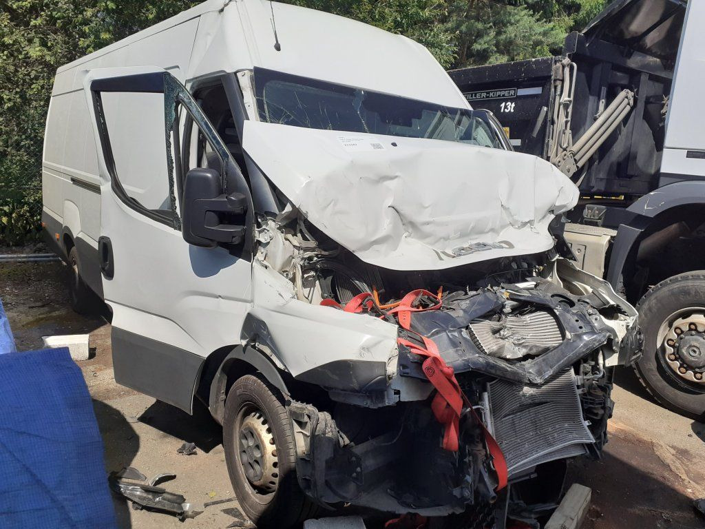 Iveco Daily 35S16 maxi Damaged - Kastenwagen: das Bild 1 Iveco Daily 35S16 maxi Damaged - Kastenwagen: das Bild 1