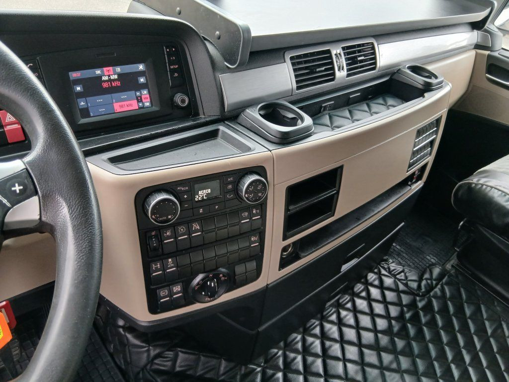 Sattelzugmaschine MAN TGX18.500 XXL EURO 6 MEGA/lowdeck: das Bild 15