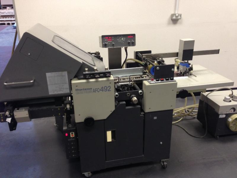 Horizon AFC-492sc 2 buckle plate folders with sword folding unit, perforating and creasing - Falzmaschine: das Bild 1 Horizon AFC-492sc 2 buckle plate folders with sword folding unit, perforating and creasing - Falzmaschine: das Bild 1