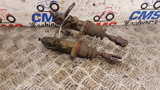Case 856 Xl, 844 Xl, 745 Xl, 743 Xl Brake Master Cylinders 1287846c91, 226301a1 - Bremszylinder für Traktor: das Bild 1 Case 856 Xl, 844 Xl, 745 Xl, 743 Xl Brake Master Cylinders 1287846c91, 226301a1 - Bremszylinder für Traktor: das Bild 1
