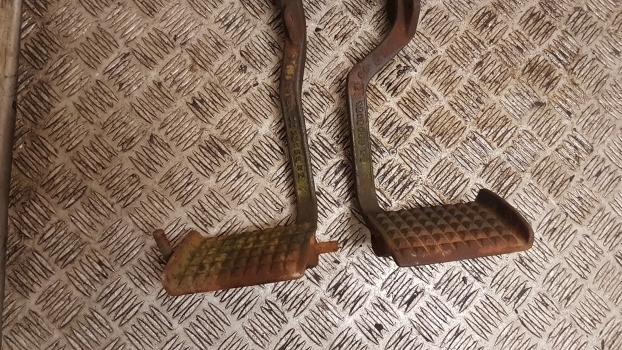 Case International 856, 895 Xl Brake Pedals 3232965r92, 3232966r92, 3232959r2 - Bremsteile für Traktor: das Bild 2 Case International 856, 895 Xl Brake Pedals 3232965r92, 3232966r92, 3232959r2 - Bremsteile für Traktor: das Bild 2