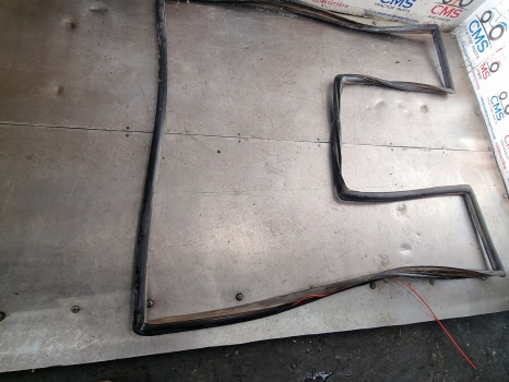 Fiat F, F-dt Series, F100, F140dt, F120, F120dt Windscreen Gasket Seal 5161843 - Fenster und Teile: das Bild 4 Fiat F, F-dt Series, F100, F140dt, F120, F120dt Windscreen Gasket Seal 5161843 - Fenster und Teile: das Bild 4