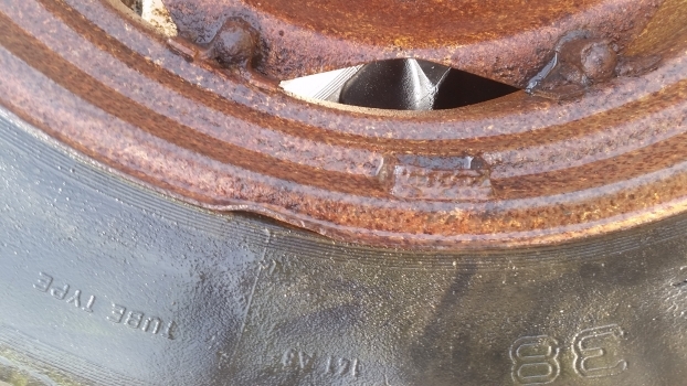 Ford Rear Wheel And Tyre 16.9-38. Please Check By The Photos. - Komplettrad für Traktor: das Bild 2 Ford Rear Wheel And Tyre 16.9-38. Please Check By The Photos. - Komplettrad für Traktor: das Bild 2