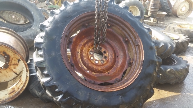 Ford Rear Wheel And Tyre 16.9-38. Please Check By The Photos. - Komplettrad für Traktor: das Bild 1 Ford Rear Wheel And Tyre 16.9-38. Please Check By The Photos. - Komplettrad für Traktor: das Bild 1