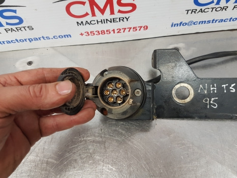 New Holland T5.95, T5 Trailer Socket And Bracket 47463656, 5102156, 84230588 - Elektrische Ausrüstung für Landmaschine: das Bild 3 New Holland T5.95, T5 Trailer Socket And Bracket 47463656, 5102156, 84230588 - Elektrische Ausrüstung für Landmaschine: das Bild 3