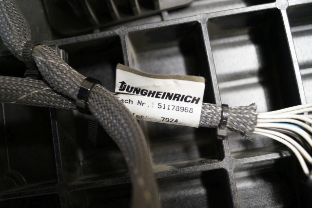 Jungheinrich 51189782 | Vloerplaat Floorplate ETV from Year 2011 Driving pedal 5 Vloerplaat Floorplate ETV from Year 2011 Driving pedal 51443197 Brake pedal 51198398 Kill switch 51188550 kabel 51178968 - Rahmen/ Chassis für Flurförderzeug: das Bild 3 Jungheinrich 51189782 | Vloerplaat Floorplate ETV from Year 2011 Driving pedal 5 Vloerplaat Floorplate ETV from Year 2011 Driving pedal 51443197 Brake pedal 51198398 Kill switch 51188550 kabel 51178968 - Rahmen/ Chassis für Flurförderzeug: das Bild 3
