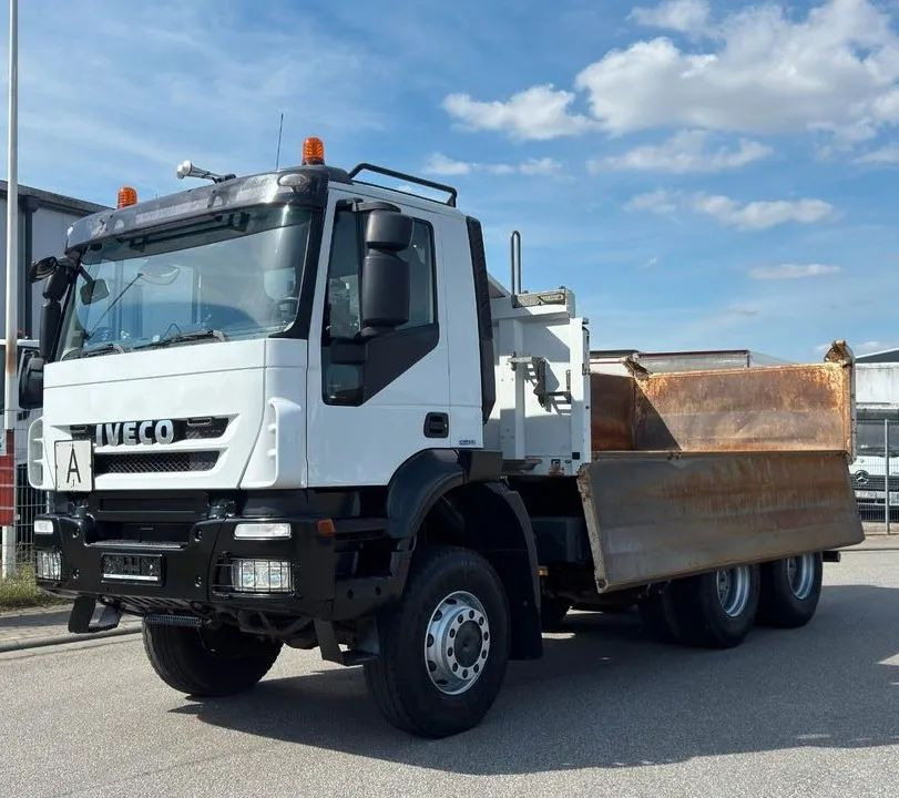 Iveco AD260T45W 6x6 | Meiller | Wywrotka trójstronna | Niemiecki pojazd | 451 KM | Euro 5|Stały zaczep holowniczy - Kipper: das Bild 2 Iveco AD260T45W 6x6 | Meiller | Wywrotka trójstronna | Niemiecki pojazd | 451 KM | Euro 5|Stały zaczep holowniczy - Kipper: das Bild 2