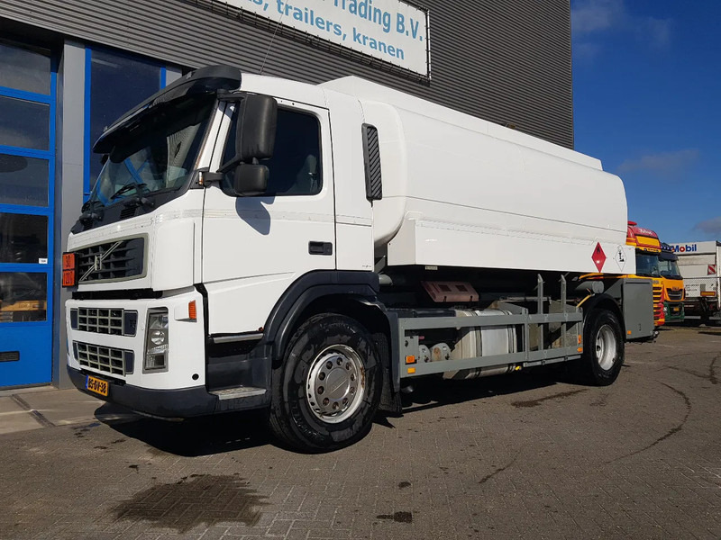 Volvo FM 9.340 Petrol, Diesel 17000 Ltr. 3 Compartementen - Tankwagen: das Bild 2 Volvo FM 9.340 Petrol, Diesel 17000 Ltr. 3 Compartementen - Tankwagen: das Bild 2