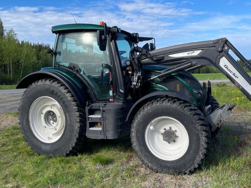Valtra N154E Versu SmartTouch MR19 Valtra N154E Versu SmartTouch MR19 med frontlastare Quicke Q5M - Traktor: das Bild 4 Valtra N154E Versu SmartTouch MR19 Valtra N154E Versu SmartTouch MR19 med frontlastare Quicke Q5M - Traktor: das Bild 4