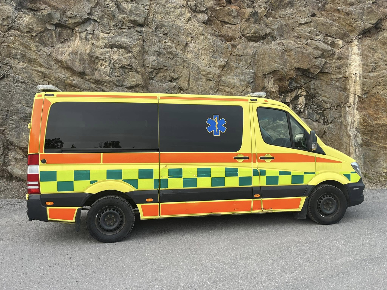 Mercedes-Benz Sprinter 319 - AMBULANCE - RESERVERAD !! - Krankenwagen: das Bild 3 Mercedes-Benz Sprinter 319 - AMBULANCE - RESERVERAD !! - Krankenwagen: das Bild 3