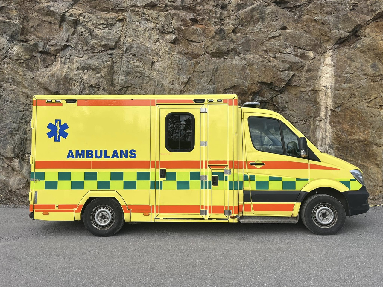 Mercedes-Benz Sprinter 319 - AMBULANCEBOX / Krankenwagen / ambulance - Krankenwagen: das Bild 2 Mercedes-Benz Sprinter 319 - AMBULANCEBOX / Krankenwagen / ambulance - Krankenwagen: das Bild 2