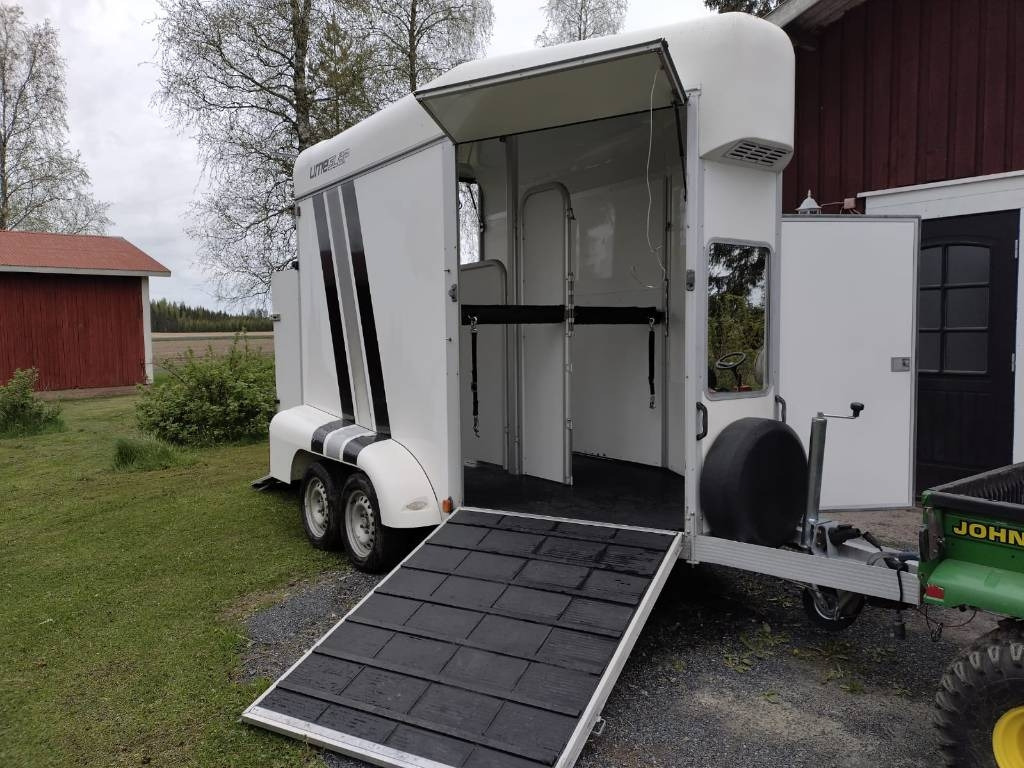 Umeå A45 Hevostraileri, etupurku - Tiertransporter Anhänger: das Bild 1 Umeå A45 Hevostraileri, etupurku - Tiertransporter Anhänger: das Bild 1