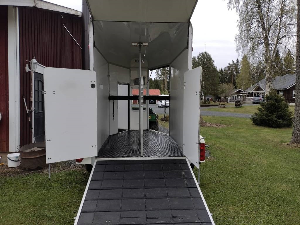 Umeå A45 Hevostraileri, etupurku - Tiertransporter Anhänger: das Bild 2 Umeå A45 Hevostraileri, etupurku - Tiertransporter Anhänger: das Bild 2