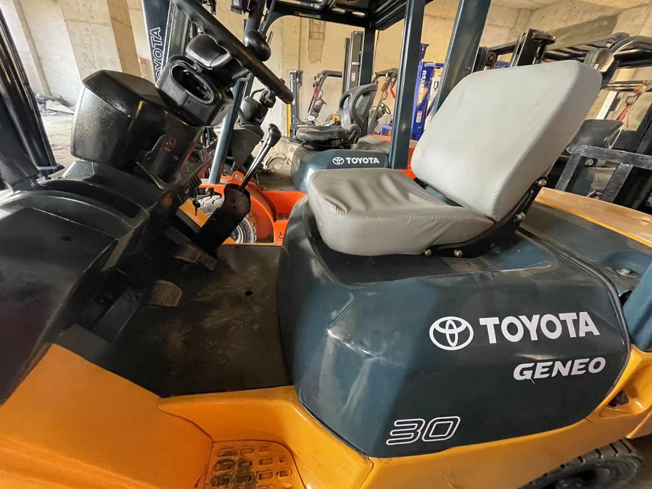 TOYOTA 62-7FD30 - Baumaschine: das Bild 5 TOYOTA 62-7FD30 - Baumaschine: das Bild 5