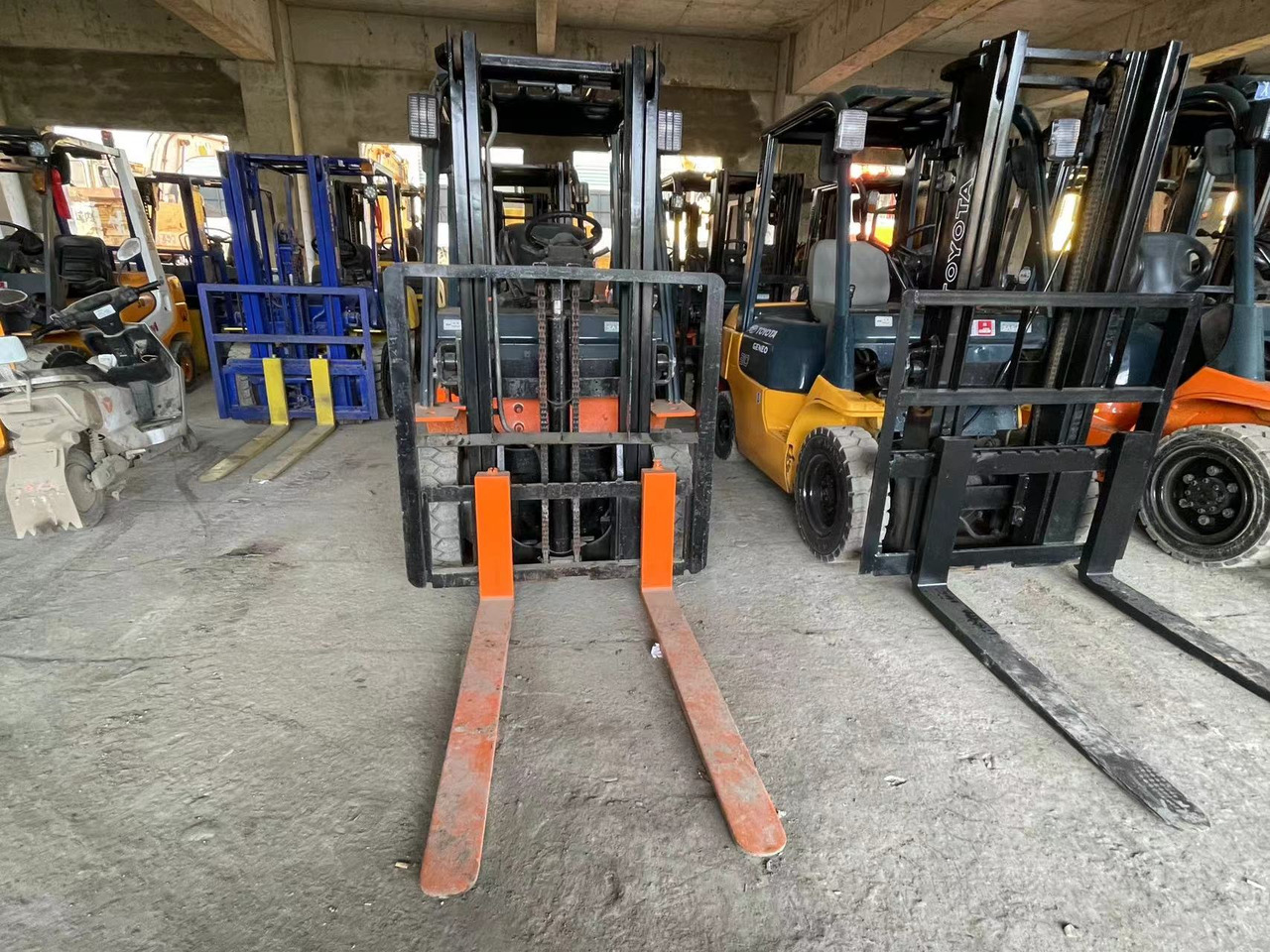 TOYOTA 62-7FD30 - Baumaschine: das Bild 4 TOYOTA 62-7FD30 - Baumaschine: das Bild 4