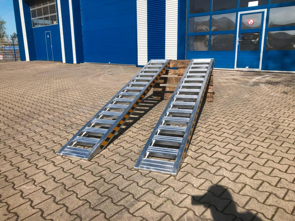 Alurampen Satz 3m 3000KG Minibagger Minilader Quad Auffahrrampe *INKL.19% MWST* - Verladerampe: das Bild 2 Alurampen Satz 3m 3000KG Minibagger Minilader Quad Auffahrrampe *INKL.19% MWST* - Verladerampe: das Bild 2