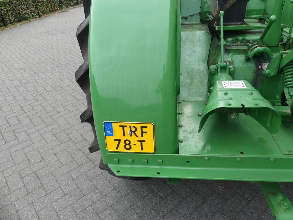 Traktor John-Deere D: das Bild 6