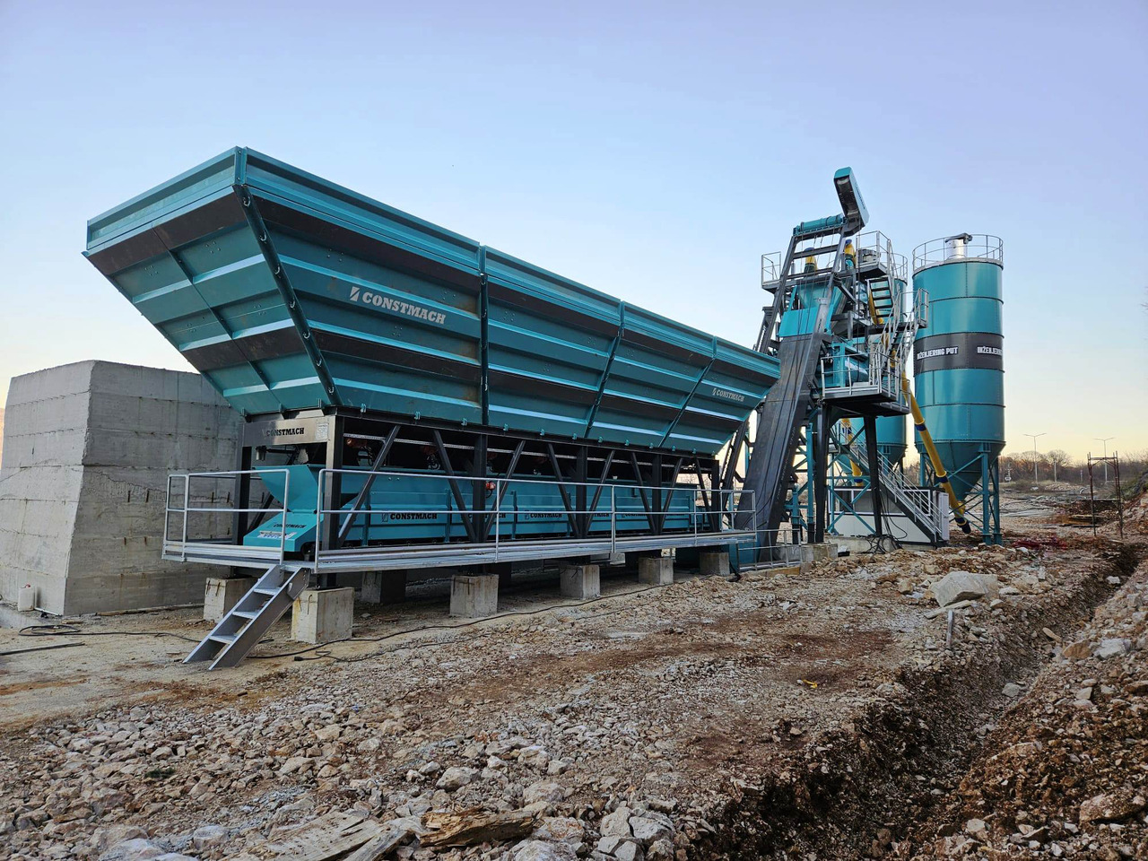 Constmach 120 m³/h Compact Concrete Batching Plant - Betonmischanlage: das Bild 1 Constmach 120 m³/h Compact Concrete Batching Plant - Betonmischanlage: das Bild 1
