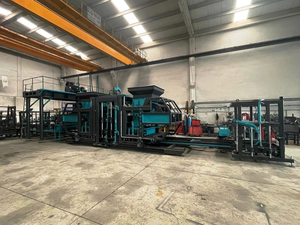 Constmach Machine à Fabriquer des Briquettes BS-42 (Machine à Fabriquer des Blocs de Béton) - Betonsteinmaschine: das Bild 3 Constmach Machine à Fabriquer des Briquettes BS-42 (Machine à Fabriquer des Blocs de Béton) - Betonsteinmaschine: das Bild 3