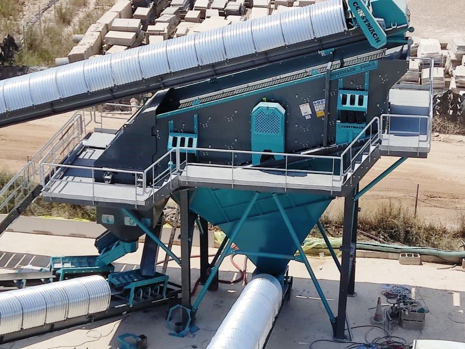 Constmach Systèmes De Cribles Vibrants 70-95 Tph 2-3-4 Étages 1200x4000 Mm - Siebmaschine: das Bild 3 Constmach Systèmes De Cribles Vibrants 70-95 Tph 2-3-4 Étages 1200x4000 Mm - Siebmaschine: das Bild 3