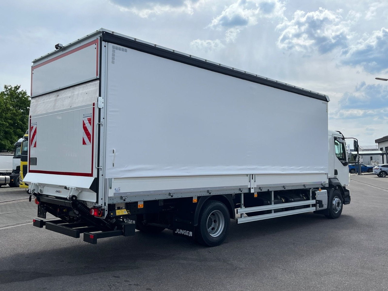 Volvo FL 14.245 Junge Schiebeplanenaufbau LBW - Plane LKW: das Bild 5 Volvo FL 14.245 Junge Schiebeplanenaufbau LBW - Plane LKW: das Bild 5
