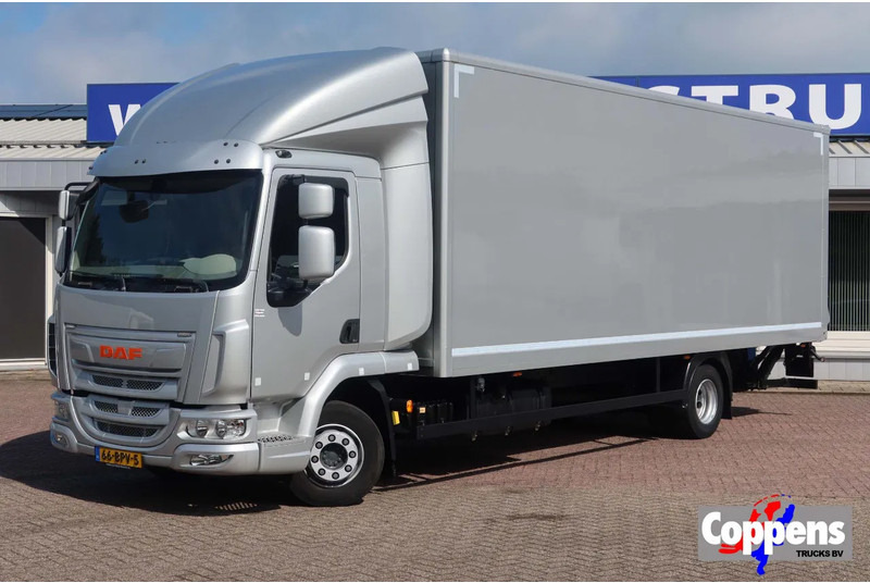 DAF LF 210 FA Zilver metallic bak + klep Dhollandia 1500 kg + rol stops, Comfort cabine. - Koffer LKW: das Bild 1 DAF LF 210 FA Zilver metallic bak + klep Dhollandia 1500 kg + rol stops, Comfort cabine. - Koffer LKW: das Bild 1