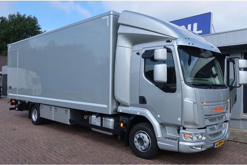 DAF LF 210 FA Zilver metallic bak + klep Dhollandia 1500 kg + rol stops, Comfort cabine. - Koffer LKW: das Bild 2 DAF LF 210 FA Zilver metallic bak + klep Dhollandia 1500 kg + rol stops, Comfort cabine. - Koffer LKW: das Bild 2