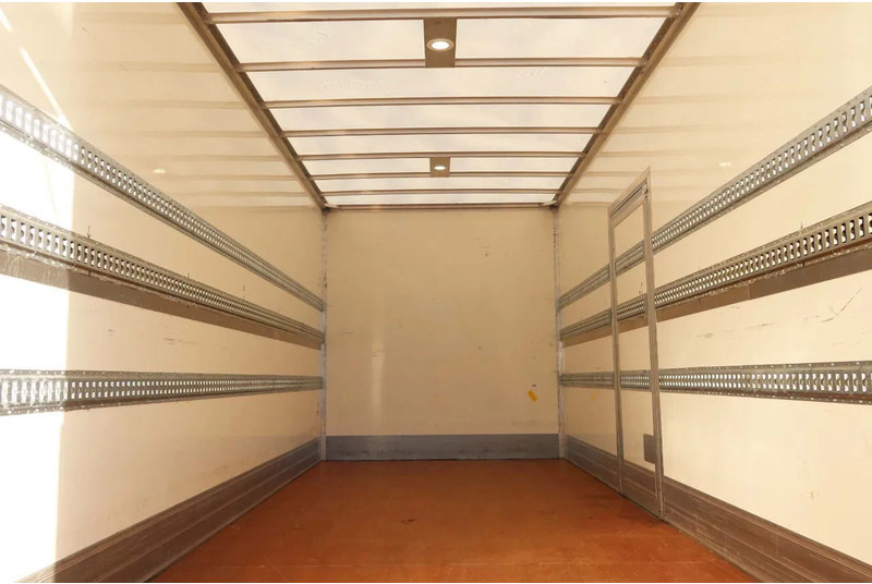 Mercedes-Benz Atego 1321L Bakwagen Laadklep 2000kg / 3 Stoelen!! - Koffer LKW: das Bild 4 Mercedes-Benz Atego 1321L Bakwagen Laadklep 2000kg / 3 Stoelen!! - Koffer LKW: das Bild 4