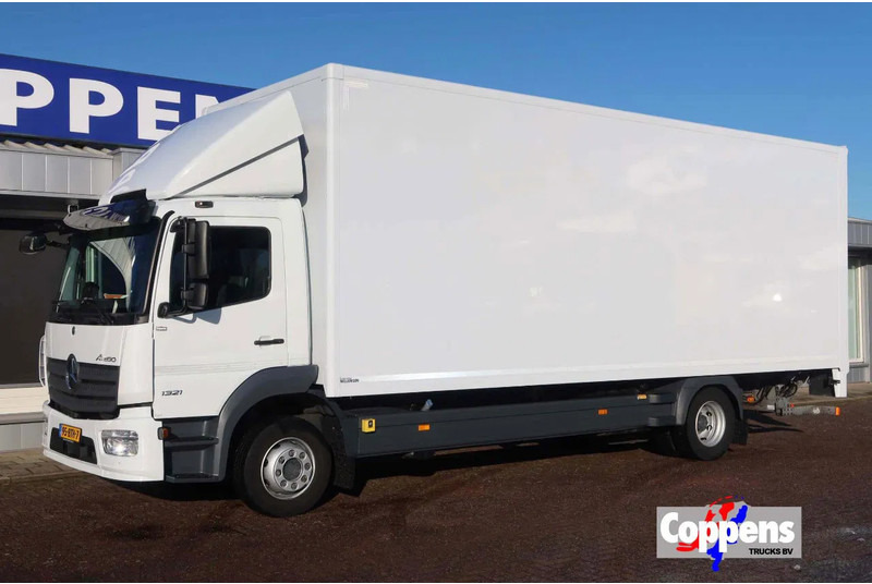 Mercedes-Benz Atego 1321L Bakwagen Laadklep 2000kg / 3 Stoelen!! - Koffer LKW: das Bild 1 Mercedes-Benz Atego 1321L Bakwagen Laadklep 2000kg / 3 Stoelen!! - Koffer LKW: das Bild 1