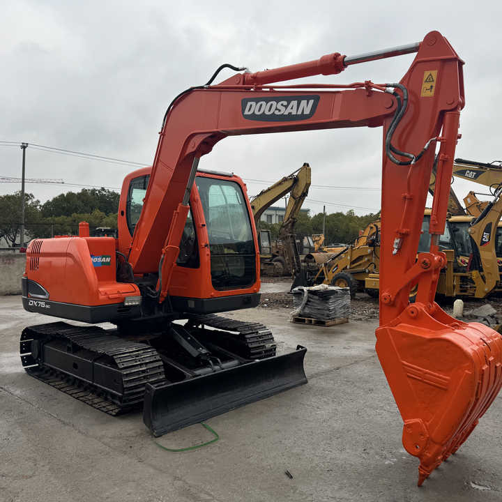 Doosan DX75-9C Used Excavator Crawler Second Hand Korean Engine DX75-9C Small Digger for Home or Farm - Kettenbagger: das Bild 1 Doosan DX75-9C Used Excavator Crawler Second Hand Korean Engine DX75-9C Small Digger for Home or Farm - Kettenbagger: das Bild 1