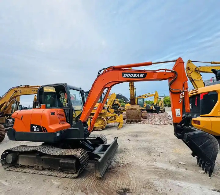 Nice Performance 6t Small Used Excavator,Original Korea Doosan Used Excavators Doosan Dx60 For Sale In Shanghai - Kettenbagger: das Bild 3 Nice Performance 6t Small Used Excavator,Original Korea Doosan Used Excavators Doosan Dx60 For Sale In Shanghai - Kettenbagger: das Bild 3