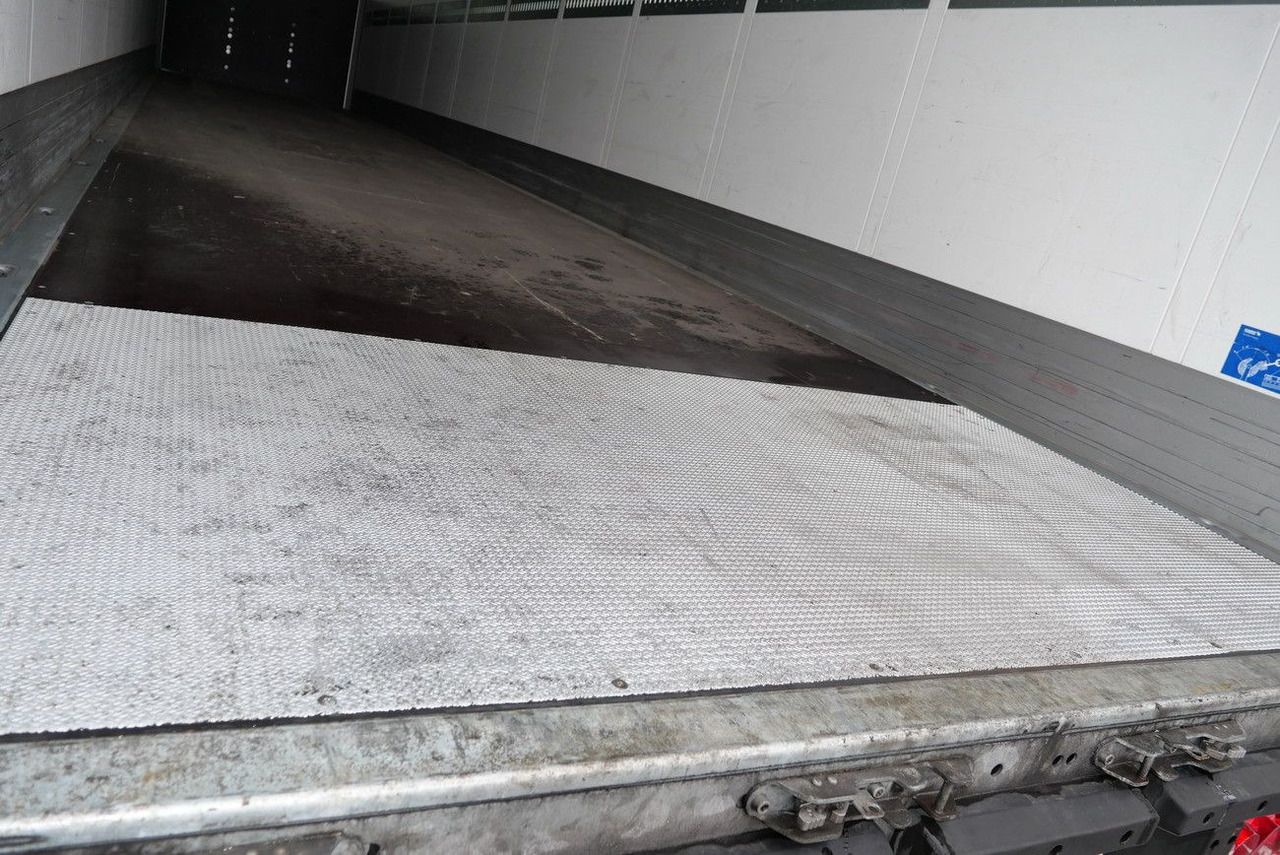 Koffer Auflieger Schmitz Cargobull SKO/SBO  24 ZURRLEISTE / ZURRINGE / LIFTACHSE: das Bild 24