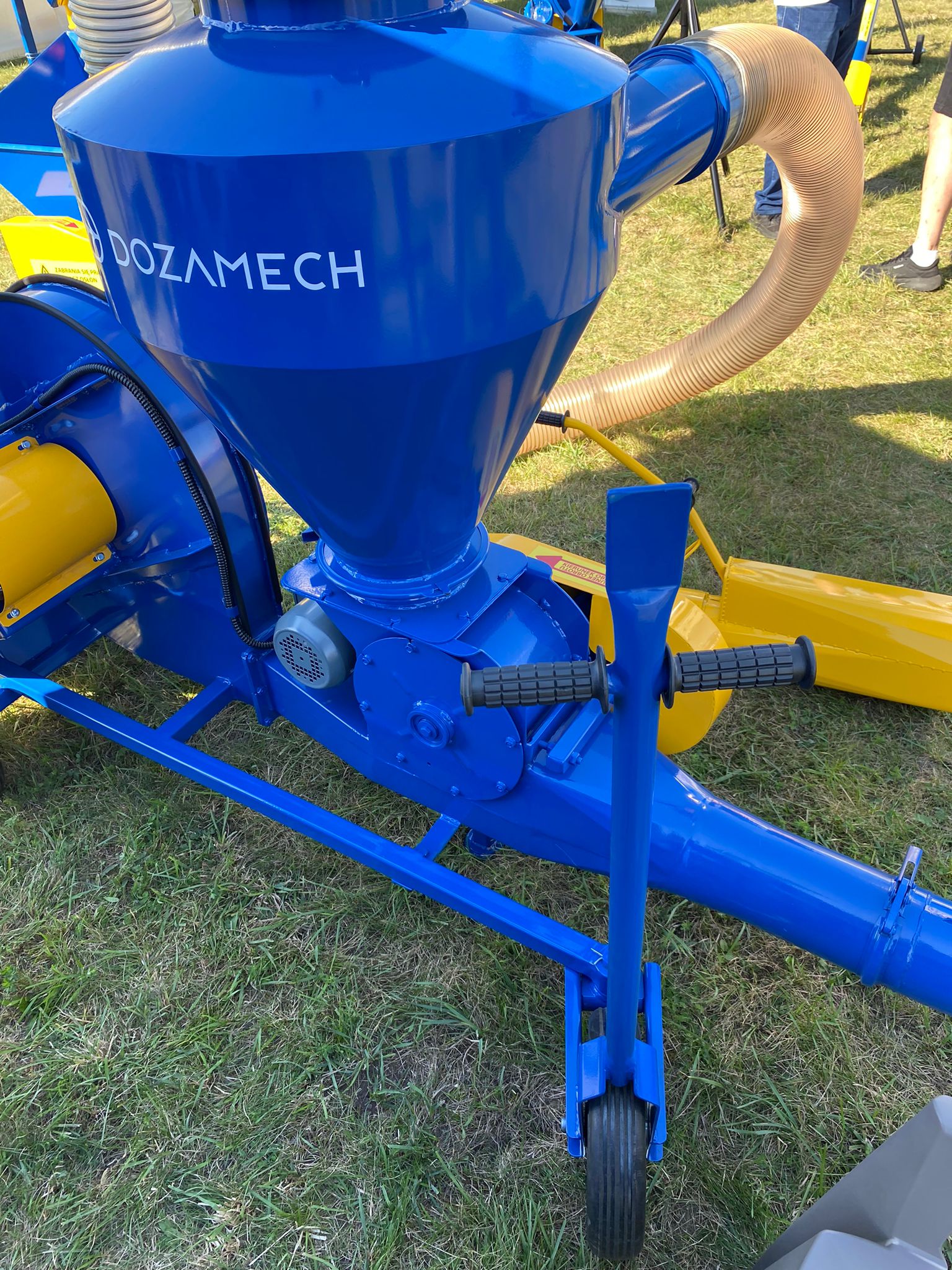 Dozamech Saug-Druckgebläse / Suction and pressure blower / Suceuse à grains / Trasportatore / Пневматический вдуватель / Dmuchawa ssąco-tłocząca T-420 - Fördertechnik: das Bild 4 Dozamech Saug-Druckgebläse / Suction and pressure blower / Suceuse à grains / Trasportatore / Пневматический вдуватель / Dmuchawa ssąco-tłocząca T-420 - Fördertechnik: das Bild 4