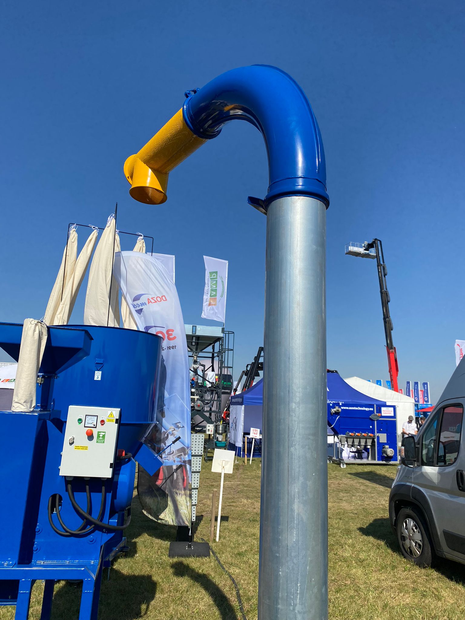 Dozamech Saug-Druckgebläse / Suction and pressure blower / Suceuse à grains / Trasportatore / Пневматический вдуватель / Dmuchawa ssąco-tłocząca T-420 - Fördertechnik: das Bild 3 Dozamech Saug-Druckgebläse / Suction and pressure blower / Suceuse à grains / Trasportatore / Пневматический вдуватель / Dmuchawa ssąco-tłocząca T-420 - Fördertechnik: das Bild 3