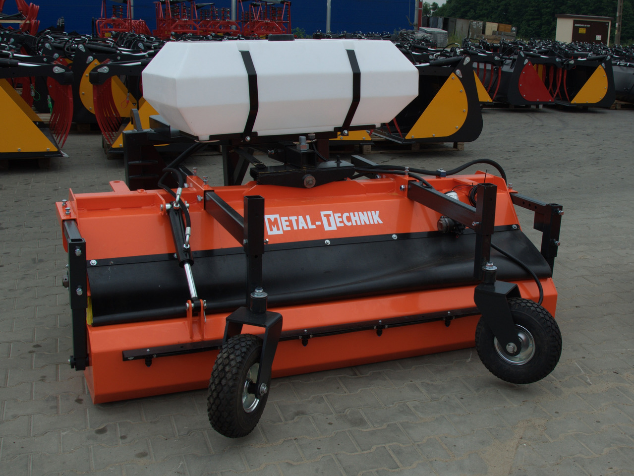 METAL-TECHNIK Kehrmaschine / Sweeper / Balayeuse / Spazzolatrice / Подметательно-уборочная машина / Zamiatarka 2 m - Kehrbesen für Frontlader für Traktor: das Bild 1 METAL-TECHNIK Kehrmaschine / Sweeper / Balayeuse / Spazzolatrice / Подметательно-уборочная машина / Zamiatarka 2 m - Kehrbesen für Frontlader für Traktor: das Bild 1