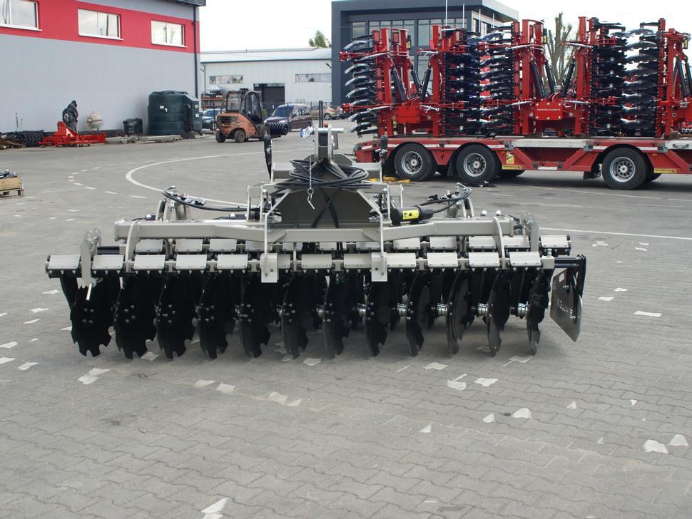 ROLEX Scheibenegge / Disc harrow with hydropack and tire roller / Dechaumeur à disques / Erpice a dischi / Дисковая борона с гидропаком и колёсным катком / Agregat talerzowy uprawowy z hydropackiem i - Scheibenegge: das Bild 3 ROLEX Scheibenegge / Disc harrow with hydropack and tire roller / Dechaumeur à disques / Erpice a dischi / Дисковая борона с гидропаком и колёсным катком / Agregat talerzowy uprawowy z hydropackiem i - Scheibenegge: das Bild 3