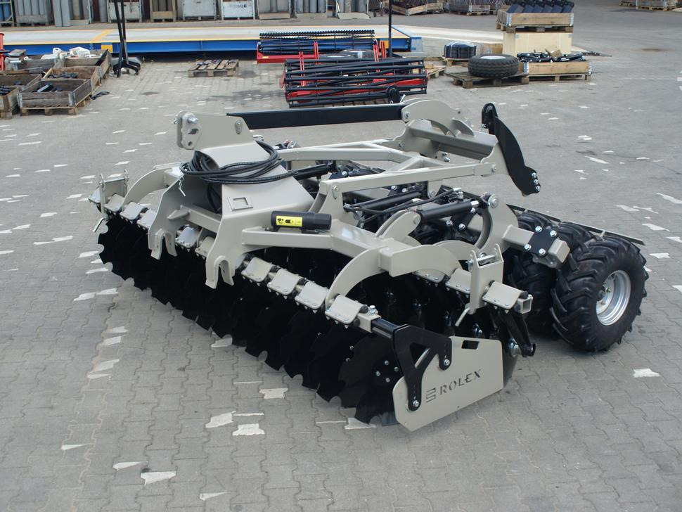 ROLEX Scheibenegge / Disc harrow with hydropack and tire roller / Dechaumeur à disques / Erpice a dischi / Дисковая борона с гидропаком и колёсным катком / Agregat talerzowy uprawowy z hydropackiem i - Scheibenegge: das Bild 1 ROLEX Scheibenegge / Disc harrow with hydropack and tire roller / Dechaumeur à disques / Erpice a dischi / Дисковая борона с гидропаком и колёсным катком / Agregat talerzowy uprawowy z hydropackiem i - Scheibenegge: das Bild 1